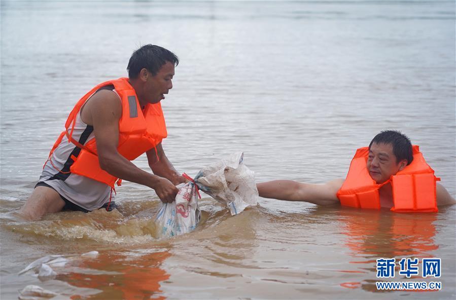 （在習(xí)近平新時(shí)代中國特色社會(huì)主義思想指引下&mdash;&mdash;新時(shí)代新作為新篇章&middot;習(xí)近平總書記關(guān)切事&middot;圖文互動(dòng)）（5）洪峰浪尖，鮮紅的黨旗高高飄揚(yáng)&mdash;&mdash;記防汛抗洪一線的共產(chǎn)黨員