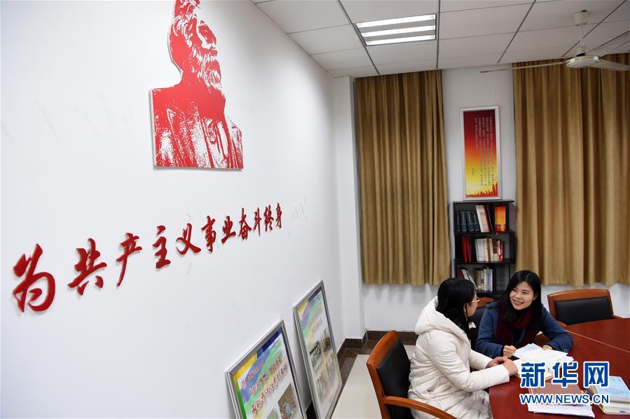 （新華全媒頭條&middot;圖文互動）（3）凝心鑄師魂　立德育新人&mdash;&mdash;以習近平同志為核心的黨中央關心教師隊伍建設紀實