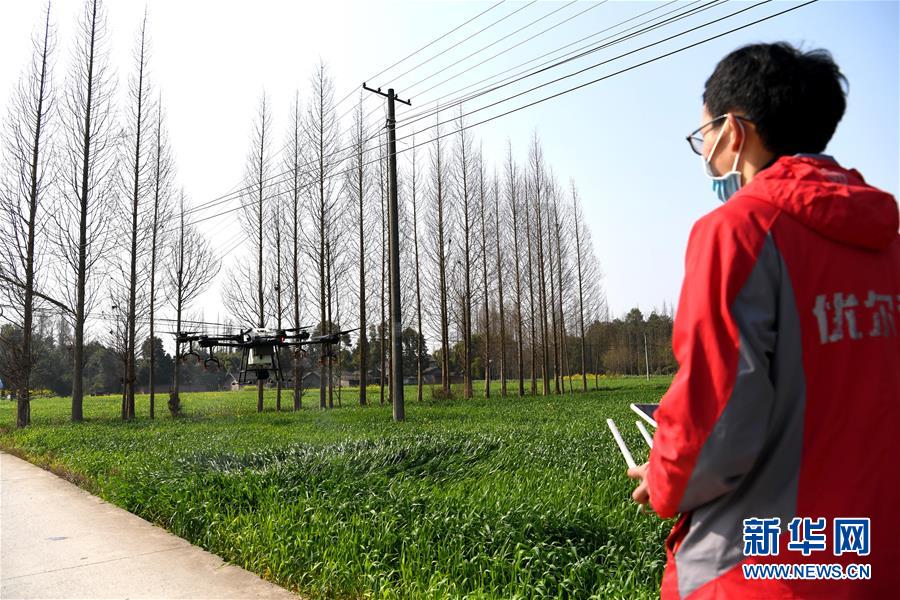 （在習近平新時代中國特色社會主義思想指引下&mdash;&mdash;新時代新作為新篇章&middot;習近平總書記關切事&middot;圖文互動）（6）為農田注入硬核生產力&mdash;&mdash;一些地方春耕中農業科技創新掃描