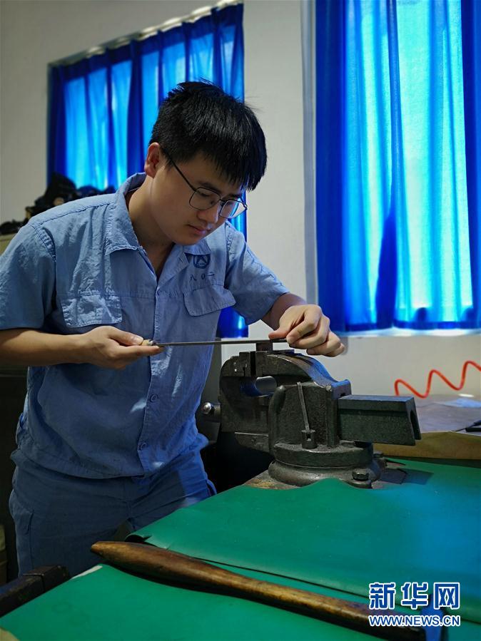 （總書記推動的改革身邊事&middot;教育改革篇&middot;圖文互動）（2）特寫：&ldquo;95后&rdquo;上海職校生：&ldquo;我的工牌上印著&lsquo;中國航天&rsquo;&rdquo;