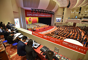 媒體工作人員在做會前準備工作