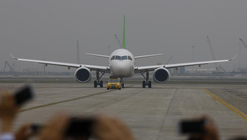 中國(guó)首款國(guó)際主流水準(zhǔn)的干線(xiàn)客機(jī)C919首飛成功