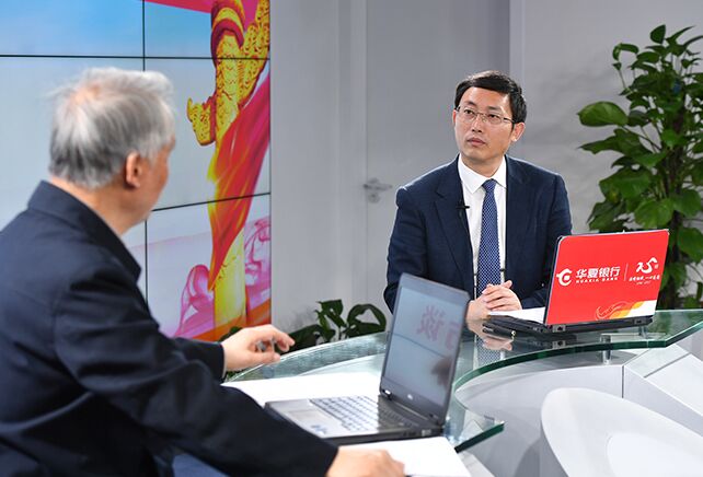 您再給我們梳理一下，黨章中有關&ldquo;基本路線&rdquo;的修改情況。