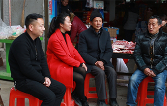 克難，帶領村民改變家鄉落后面貌