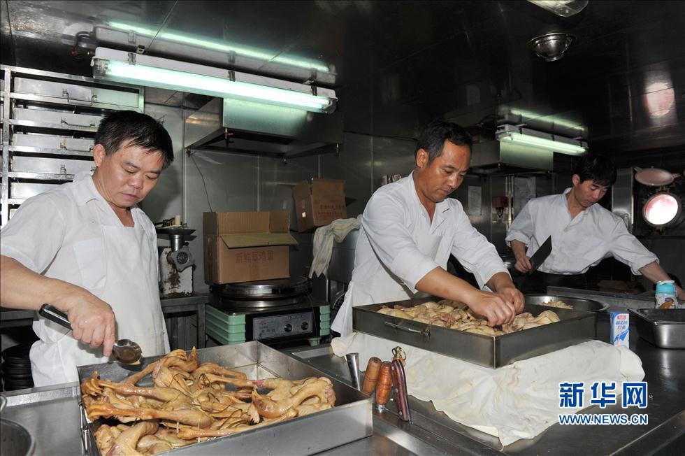 走進(jìn)&ldquo;雪龍&rdquo;號(hào)的廚房(高清)