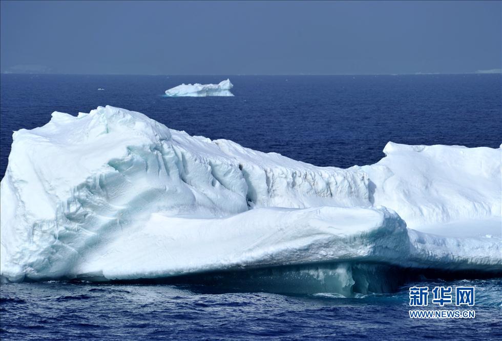 &ldquo;雪龍&rdquo;號(hào)駛進(jìn)南大洋浮冰區(qū)(高清)