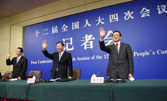 尚福林、劉士余和項(xiàng)俊波向記者揮手致意