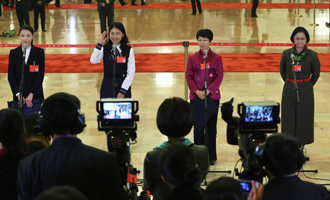吳敏霞、杜玉濤、蒙曼、盧麗安代表接受采訪
