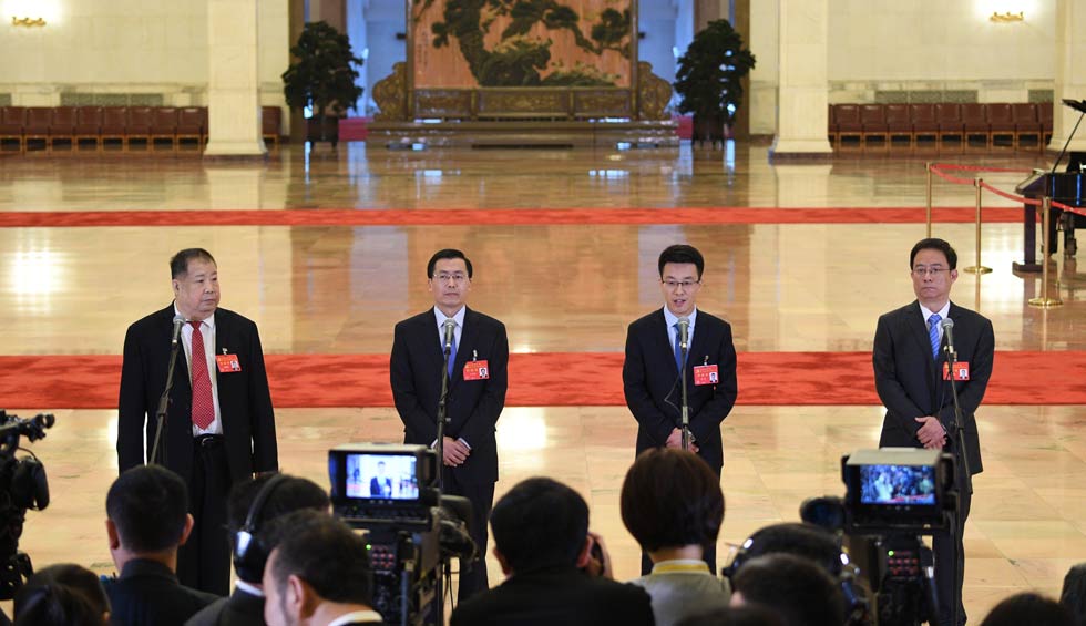 凌解放、王立平、徐川、黃一兵接受采訪