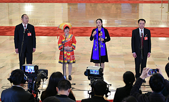 蔡松濤、杜麗群、楊小玲、賈立群代表接受采訪