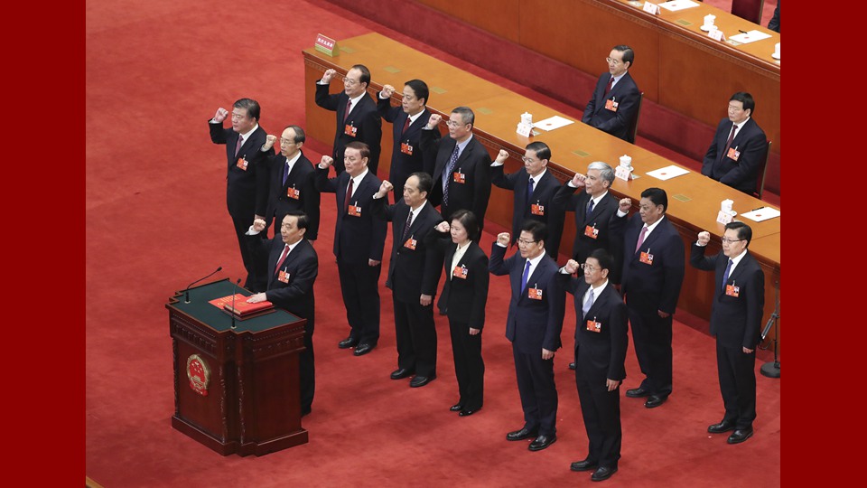 新當選的全國人大常委會副委員長、秘書長進行憲法宣誓