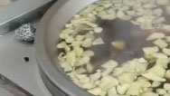 沈陽一企業(yè)熬740鍋紅糖水送26個檢測點(diǎn)，用了千斤紅糖200斤姜