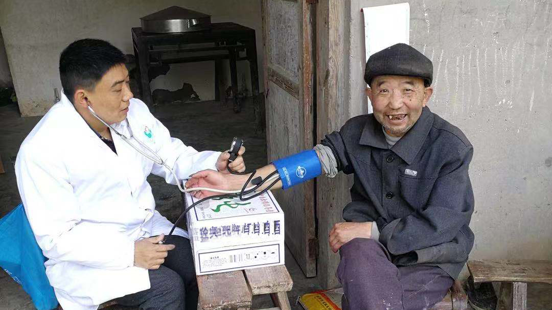追夢中國人｜鄉村醫生譚明章：父子兩代堅守，致力鄉村醫療