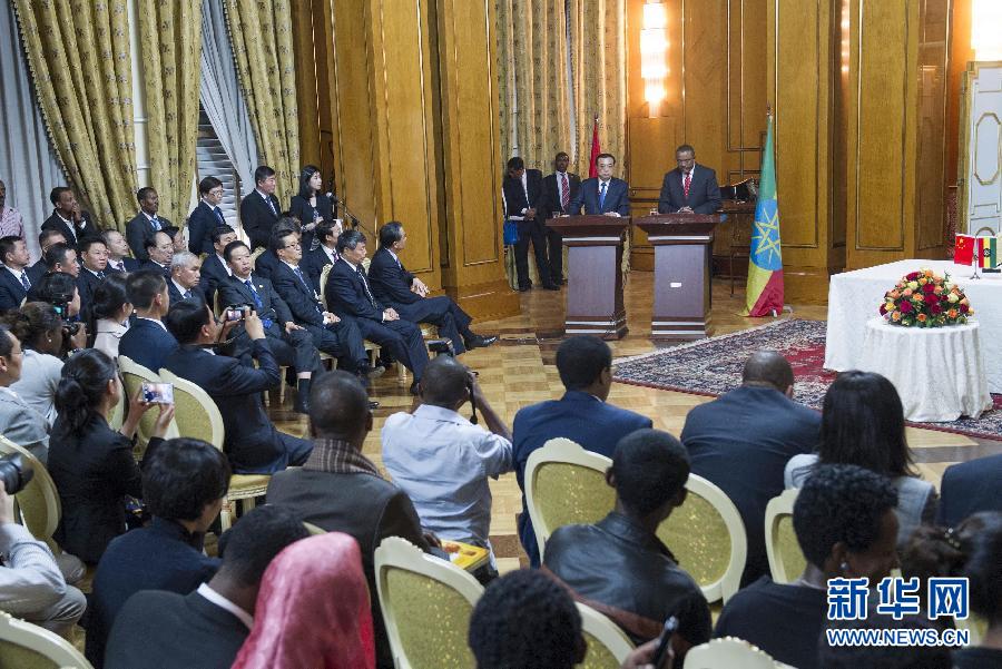5月4日，國務院總理李克強在亞的斯亞貝巴與埃塞俄比亞總理海爾馬里亞姆舉行會談。這是會談后，李克強與海爾馬里亞姆共同會見記者。 新華社記者 王曄 攝