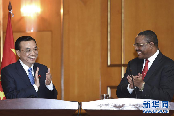 5月4日，國務院總理李克強在亞的斯亞貝巴與埃塞俄比亞總理海爾馬里亞姆舉行會談。這是會談結束后，李克強與海爾馬里亞姆共同會見記者。 新華社記者 李學仁 攝