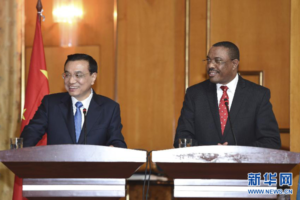 5月4日，國務院總理李克強在亞的斯亞貝巴與埃塞俄比亞總理海爾馬里亞姆舉行會談。這是會談后，李克強與海爾馬里亞姆共同會見記者。 新華社記者 李學仁 攝
