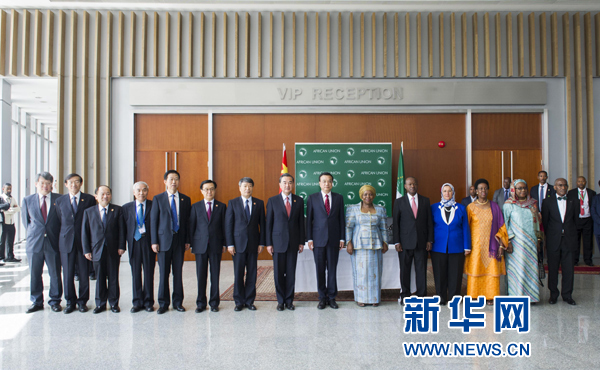 5月5日，中國國務院總理李克強在亞的斯亞貝巴非洲聯(lián)盟總部會見非盟委員會主席祖馬。這是會見后，李克強同祖馬參加集體合影。新華社記者王曄攝