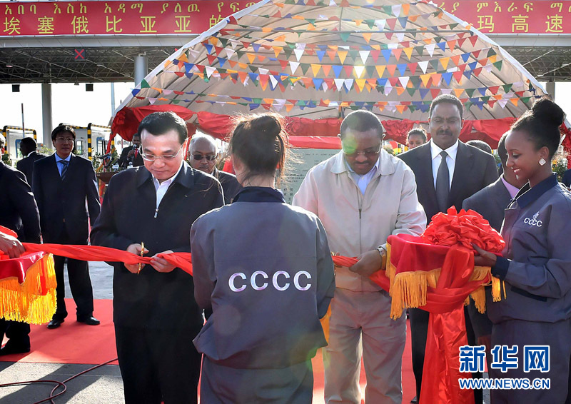 5月5日，中國國務院總理李克強與埃塞俄比亞總理海爾馬里亞姆共同出席亞的斯亞貝巴-阿達瑪高速公路一期竣工揭牌典禮，并為二期工程開工奠基剪彩。這是李克強與海爾馬里亞姆共同為亞的斯亞貝巴-阿達瑪高速公路二期工程開工剪彩。新華社記者 李濤 攝 