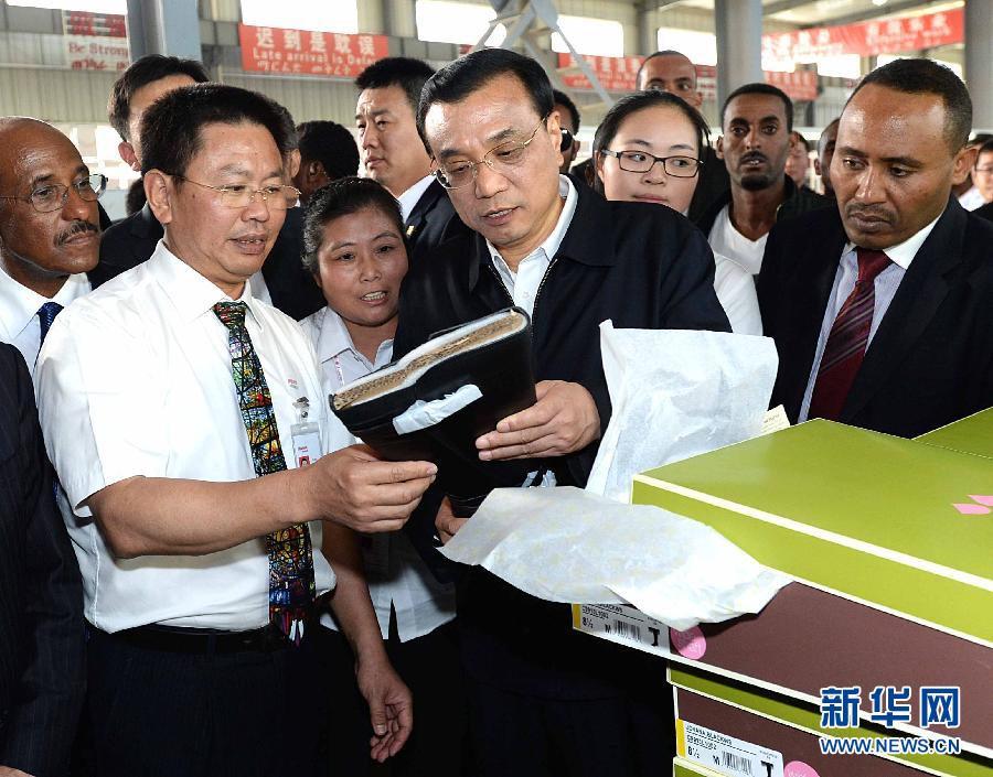 5月5日，中國國務院總理李克強在埃塞俄比亞總理海爾馬里亞姆陪同下參觀東方工業園。這是李克強在生產車間聽取負責人介紹生產情況。新華社記者 李濤 攝