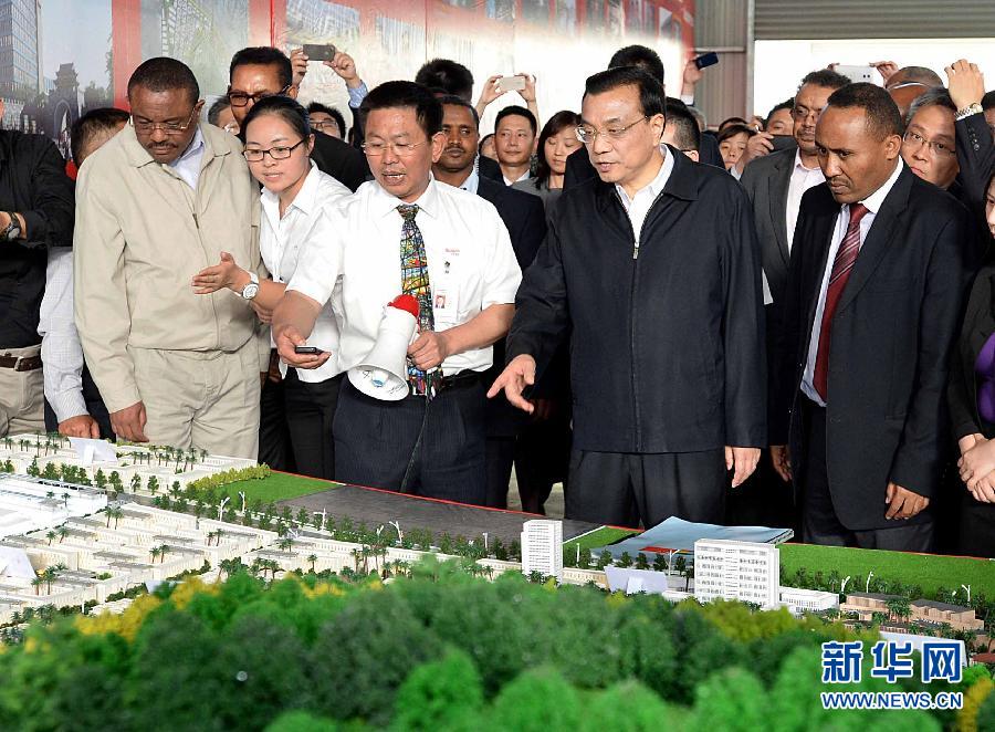  5月5日，中國國務院總理李克強在埃塞俄比亞總理海爾馬里亞姆陪同下參觀東方工業園。這是李克強與海爾馬里亞姆（左一）一起觀看工業園沙盤展示。新華社記者 李濤