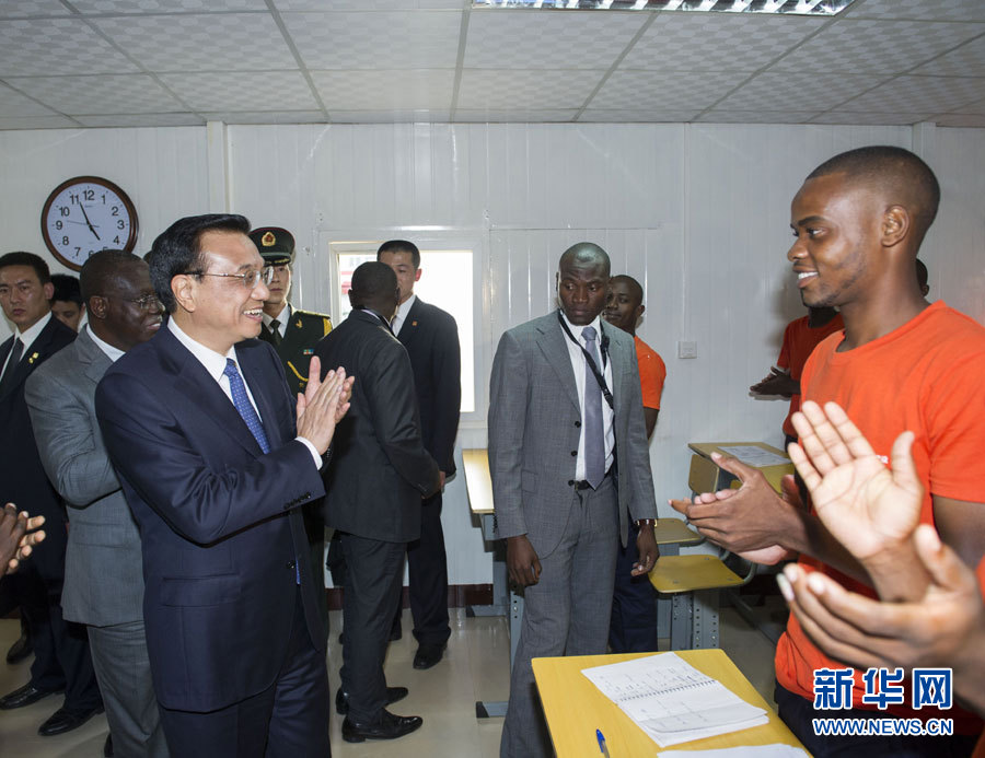 這是李克強(qiáng)在學(xué)校教室內(nèi)同正在上課的學(xué)生互動交流。新華社記者王曄攝