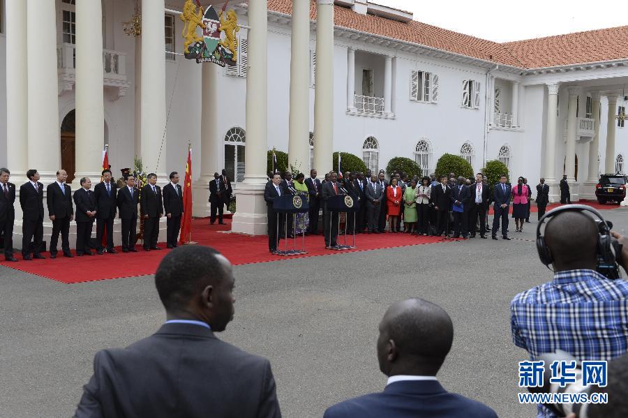  5月10日，中國國務院總理李克強在肯尼亞國家宮與肯總統肯雅塔舉行會談后共同會見記者。 新華社記者 李學仁 攝 