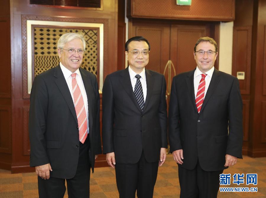 5月10日，國務院總理李克強在內羅畢會見聯合國環境規劃署執行主任施泰納（右）和聯合國人居署執行主任克洛斯。 新華社記者 丁林 攝 