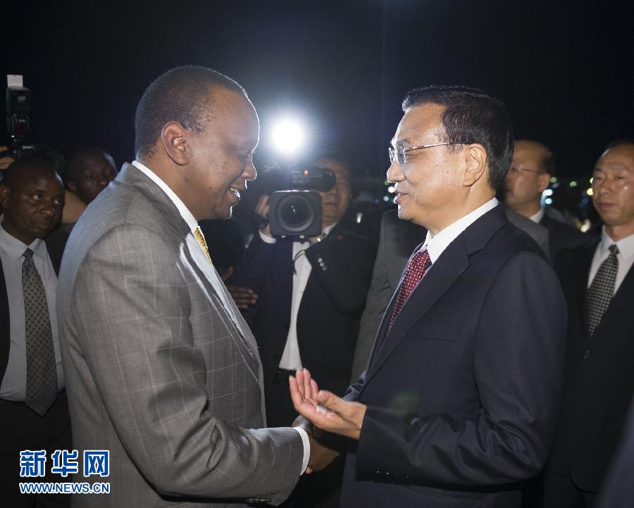 5月9日，應肯尼亞總統肯雅塔邀請，中國國務院總理李克強乘專機抵達內羅畢肯雅塔國際機場，開始對肯尼亞進行正式訪問。李克強總理夫人程虹同機抵達?？夏醽喛偨y肯雅塔和副總統魯托率肯政府高級官員到機場迎接。新華社記者 謝環馳 攝 