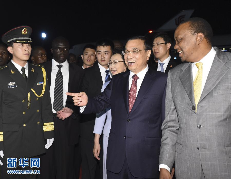 5月9日，應肯尼亞總統肯雅塔邀請，中國國務院總理李克強乘專機抵達內羅畢肯雅塔國際機場，開始對肯尼亞進行正式訪問。李克強總理夫人程虹同機抵達?？夏醽喛偨y肯雅塔和副總統魯托率肯政府高級官員到機場迎接。新華社記者 李學仁 攝 