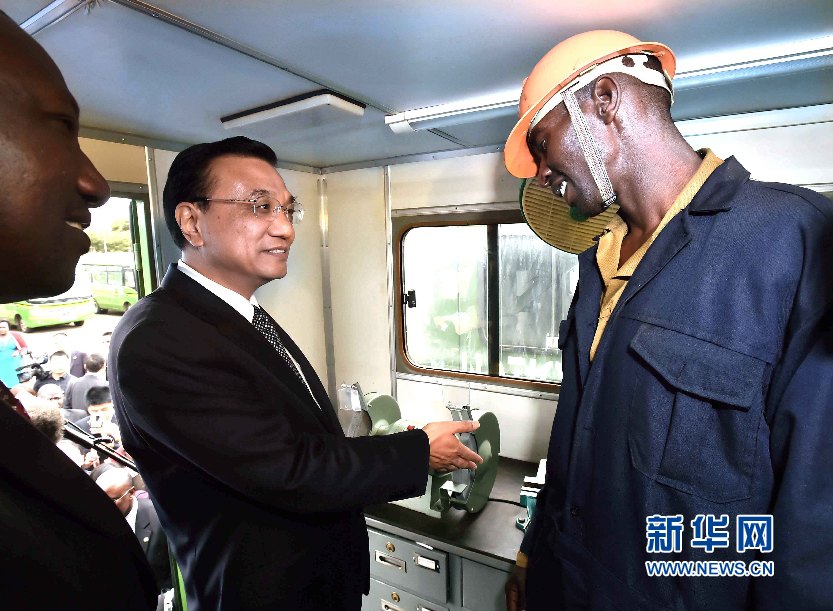 5月11日，國務院總理李克強參觀肯尼亞國家青年服務隊。這是李克強與服務隊隊員親切交談。 新華社記者 李濤 攝