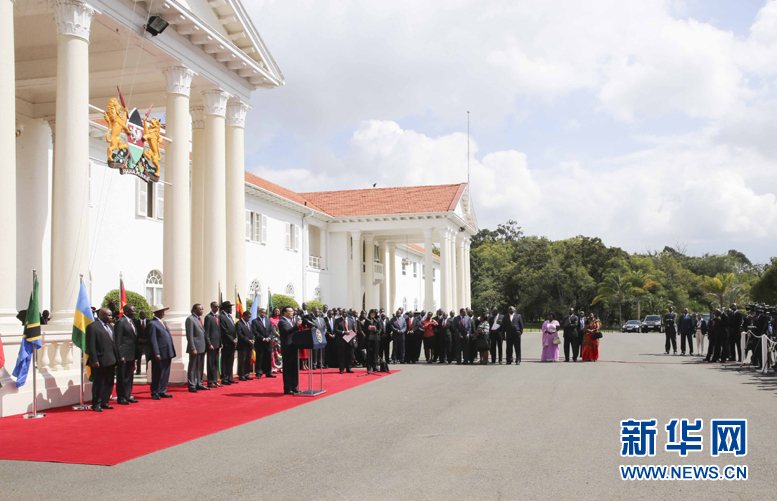 5月11日，中國國務院總理李克強在內羅畢國家宮與肯尼亞總統肯雅塔共同會見記者，介紹中非合作建設肯尼亞蒙巴薩－內羅畢鐵路情況。烏干達總統穆塞韋尼、盧旺達總統卡加梅、南蘇丹總統基爾等東非地區國家領導人參加。新華社記者丁林攝