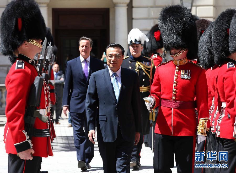 6月17日，國務(wù)院總理李克強(qiáng)在倫敦唐寧街10號首相府同英國首相卡梅倫舉行中英總理年度會晤。這是會晤前，卡梅倫為李克強(qiáng)舉行隆重的歡迎儀式。新華社記者 龐興雷 攝
