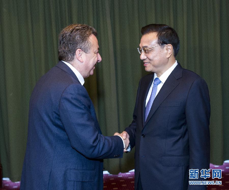 6月21日，國務(wù)院總理李克強(qiáng)在希臘克里特省首府伊拉克利翁會(huì)見省長阿爾納烏塔基斯。 新華社記者 王曄 攝 