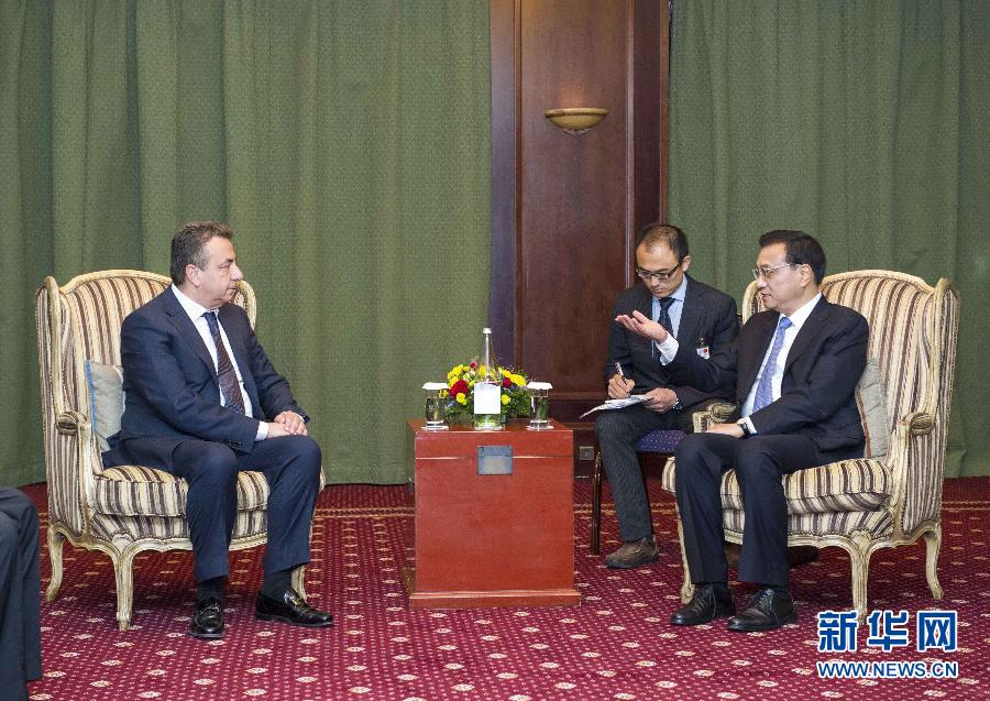 6月21日，國務(wù)院總理李克強(qiáng)在希臘克里特省首府伊拉克利翁會(huì)見省長阿爾納烏塔基斯。 新華社記者 王曄 攝