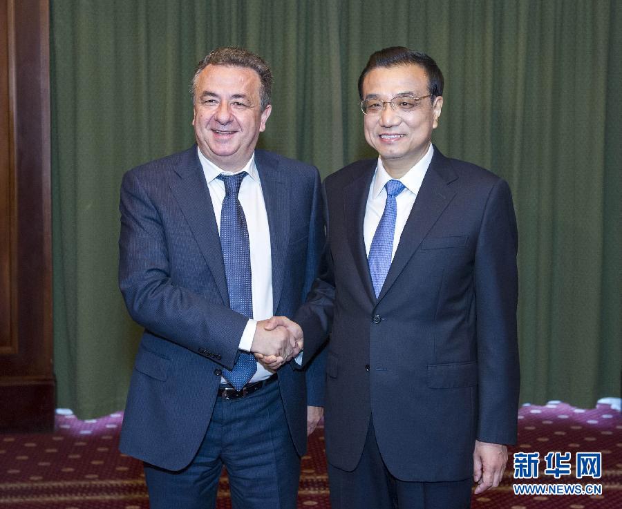 6月21日，國務(wù)院總理李克強(qiáng)在希臘克里特省首府伊拉克利翁會(huì)見省長阿爾納烏塔基斯。 新華社記者 王曄 攝