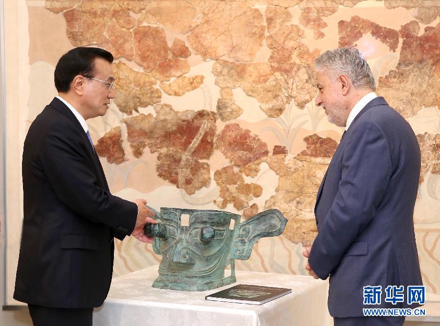 6月21日，國務(wù)院總理李克強(qiáng)與希臘總理薩馬拉斯共同出席希臘伊拉克利翁博物館新館開館儀式并發(fā)表講話。這是李克強(qiáng)向伊拉克利翁博物館贈(zèng)送三星堆出土文物復(fù)制品。新華社記者 龐興雷 攝 
