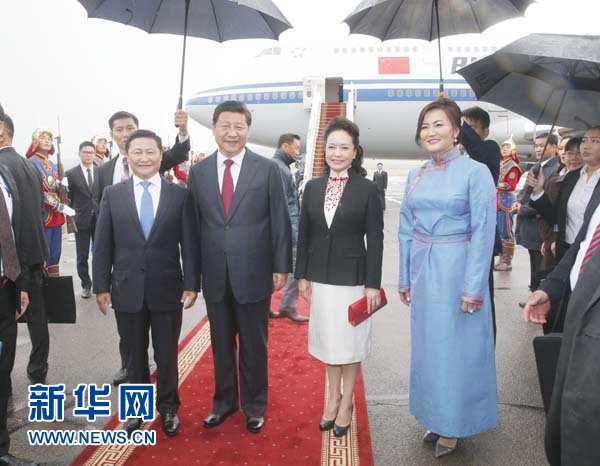 8月21日，國家主席習近平抵達烏蘭巴托，開始對蒙古國進行國事訪問。習近平和夫人彭麗媛在機場受到蒙古國總理阿勒坦呼亞格夫婦熱情迎接。新華社記者鞠鵬攝 