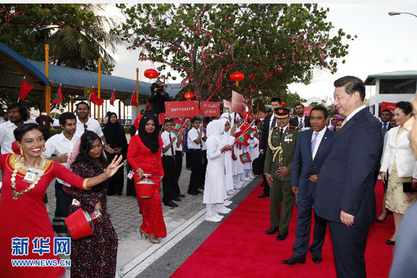 9月14日，國(guó)家主席習(xí)近平抵達(dá)馬累，開(kāi)始對(duì)馬爾代夫進(jìn)行國(guó)事訪問(wèn)。習(xí)近平和夫人彭麗媛在機(jī)場(chǎng)受到馬爾代夫總統(tǒng)亞明夫婦的熱情迎接。 新華社記者 鞠鵬 攝