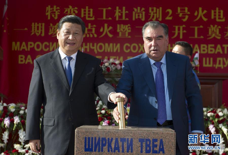 9月13日，國(guó)家主席習(xí)近平和塔吉克斯坦總統(tǒng)拉赫蒙在杜尚別共同出席中塔兩國(guó)重大合作項(xiàng)目&mdash;&mdash;杜尚別2號(hào)熱電廠一期工程竣工儀式、二期工程開工儀式。這是習(xí)近平和拉赫蒙一同將裝有兩國(guó)元首簽名二期工程奠基紀(jì)念頁(yè)的金色金屬管放入水泥墩中。 新華社記者黃敬文攝 