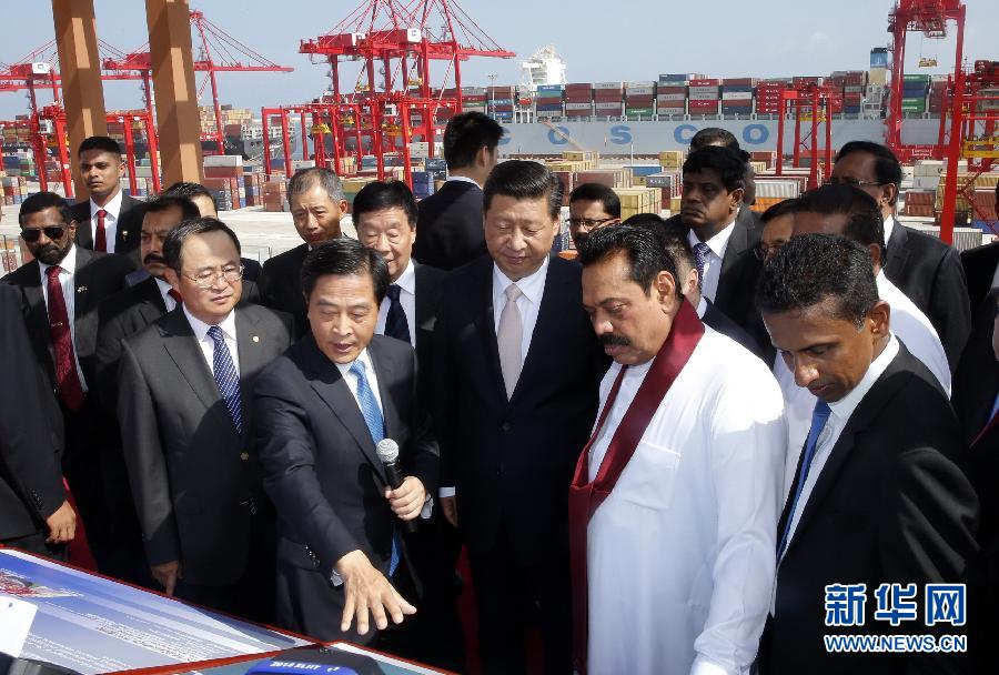 9月17日，國家主席習(xí)近平在斯里蘭卡總統(tǒng)拉賈帕克薩陪同下，考察中斯重要合作項(xiàng)目&mdash;&mdash;科倫坡港南集裝箱碼頭。 新華社記者 鞠鵬 攝