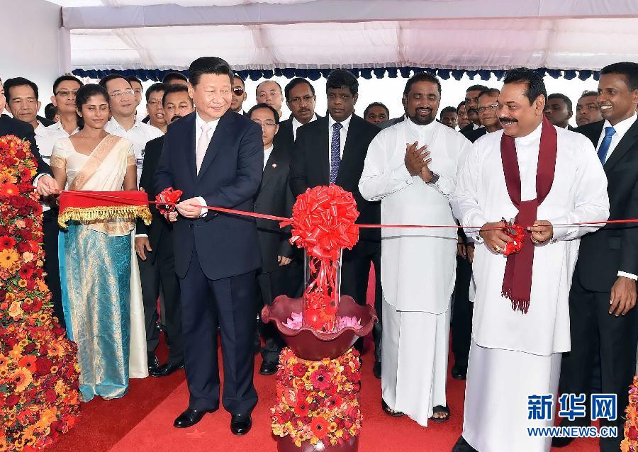 9月17日，國家主席習(xí)近平在斯里蘭卡總統(tǒng)拉賈帕克薩陪同下考察中斯港口合作項(xiàng)目。這是習(xí)近平和拉賈帕克薩為港口城開工剪彩。 新華社記者李濤 攝
