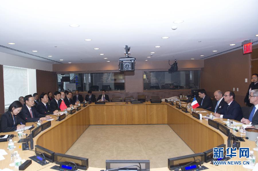 9月23日，出席聯(lián)合國氣候峰會的國家主席習(xí)近平特使、國務(wù)院副總理張高麗在紐約聯(lián)合國總部會見法國總統(tǒng)奧朗德。 新華社記者 王曄 攝