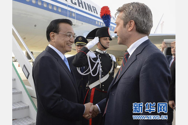 10月14日，國務(wù)院總理李克強乘專機抵達羅馬，開始對意大利進行正式訪問，意大利政府高級官員到機場迎接。 新華社記者李學仁攝