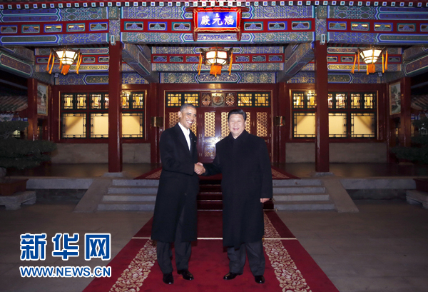 11月11日晚，國家主席習(xí)近平在中南海同美國總統(tǒng)奧巴馬舉行會(huì)晤。這是兩國元首在瀛臺(tái)涵元殿前握手。 新華社記者鞠鵬攝