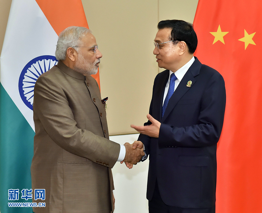 11月13日，中國國務(wù)院總理李克強(qiáng)在緬甸內(nèi)比都會見印度總理莫迪。 新華社記者 李濤 攝