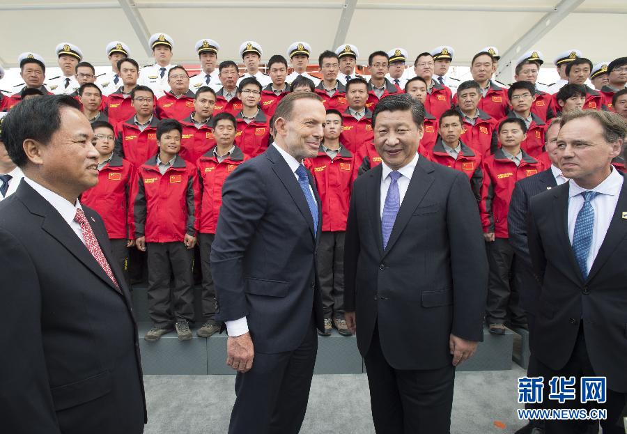 11月18日，正在澳大利亞塔斯馬尼亞州首府霍巴特訪問的中國國家主席習(xí)近平在澳大利亞總理阿博特陪同下參觀南極科考項目并慰問兩國科考人員。新華社記者李學(xué)仁攝 