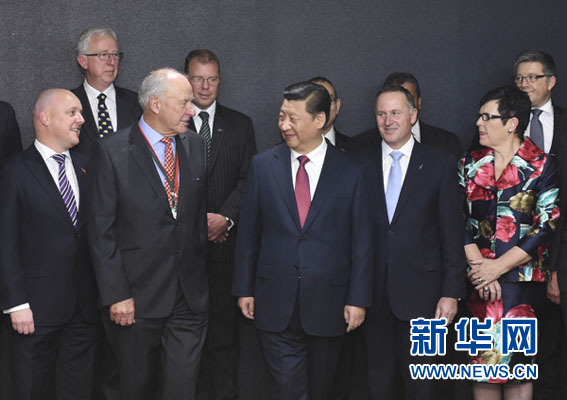 11月21日，中國國家主席習近平在奧克蘭和新西蘭總理約翰&middot;基共同出席中國－新西蘭市長論壇啟動儀式，并在啟動儀式后會見&ldquo;新中關系促進委員會&rdquo;主要成員。新華社記者馬占成攝