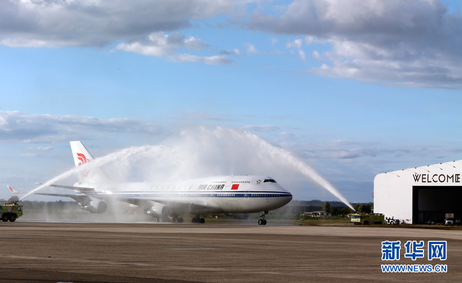  11月21日，國家主席習近平抵達楠迪，開始對斐濟進行國事訪問并將同太平洋建交島國領導人舉行會晤。圖為習近平乘坐的專機在楠迪國際機場跑道上滑行穿過&ldquo;水門&rdquo;，這是當地給予最尊貴客人的禮遇，表達為客人&ldquo;洗塵&rdquo;。 新華社記者丁林攝 