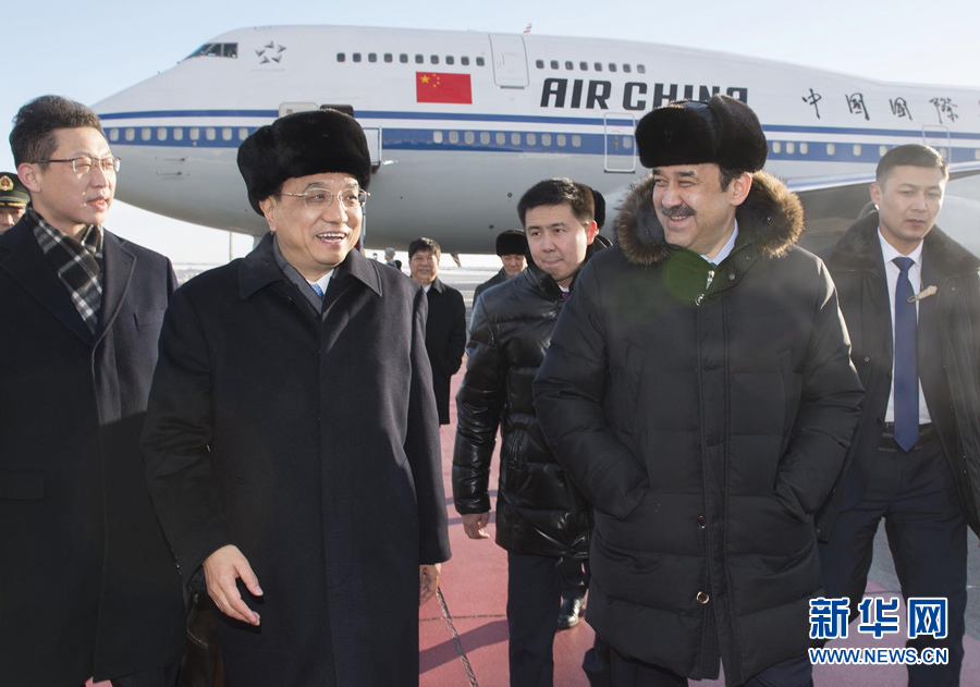  12月14日，應(yīng)哈薩克斯坦共和國總理馬西莫夫邀請，國務(wù)院總理李克強乘專機抵達(dá)阿斯塔納國際機場，開始對哈薩克斯坦進(jìn)行正式訪問，舉行中哈總理第二次定期會晤，并出席上海合作組織成員國政府首腦理事會第十三次會議。這是馬西莫夫到機場迎接李克強。新華社記者 黃敬文 攝 