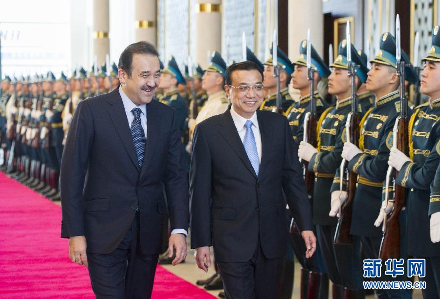 12月14日，應(yīng)哈薩克斯坦共和國總理馬西莫夫邀請，國務(wù)院總理李克強乘專機抵達(dá)阿斯塔納國際機場，開始對哈薩克斯坦進(jìn)行正式訪問，舉行中哈總理第二次定期會晤，并出席上海合作組織成員國政府首腦理事會第十三次會議。馬西莫夫到機場迎接李克強，并舉行隆重的歡迎儀式。新華社記者 黃敬文 攝